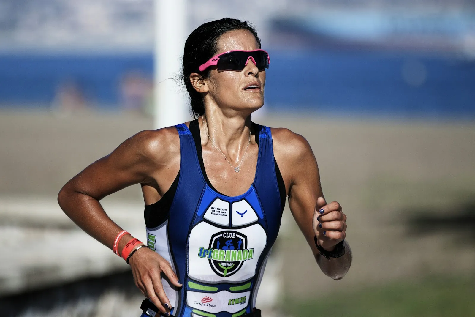 Athletin beim Ausdauerlauf mit geschlossenem Mund – bewusste Nasenatmung
