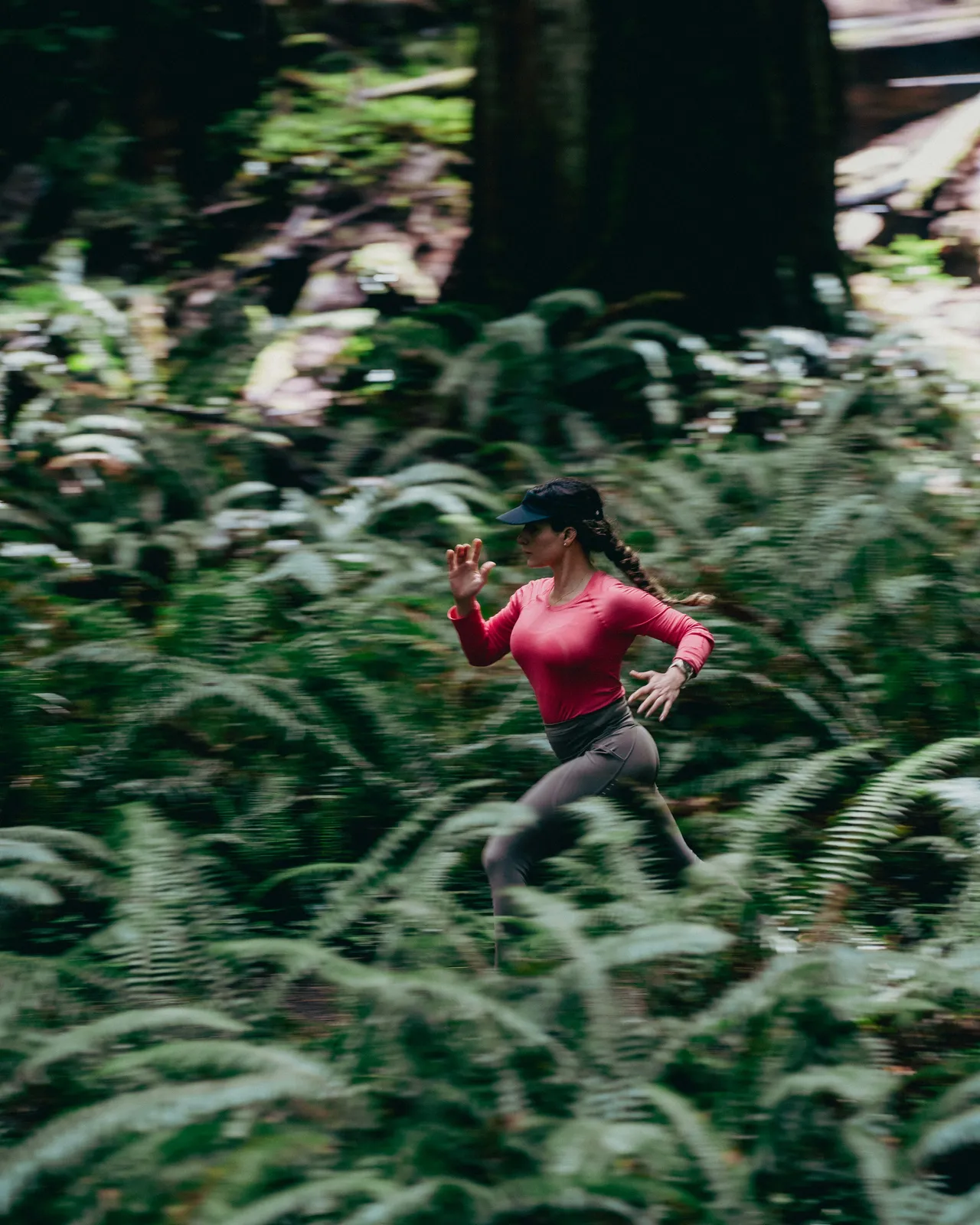Läuferin beim Trailrun im Wald mit geschlossenem Mund – bewusste Nasenatmung